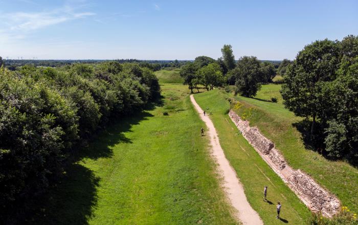På turen skal vi bl.a. besøge Dannevirke og Valdemarsmuren. På turen skal vi bl.a. besøge Dannevirke og Valdemarsmuren.