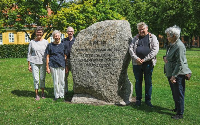 Hilde Pico Andersen, Ruth Villadsen, Finn Vilholm, Peter Hammer samt ‘stenkonsulent’ Vibeke Beltoft ved stenen. Bestyrelsesmedlem Tina Hyldegaard har også deltaget i arbejdet, men kunne ikke være med til fotoseancen. Hilde Pico Andersen, Ruth Villadsen, Finn Vilholm, Peter Hammer samt ‘stenkonsulent’ Vibeke Beltoft ved stenen. Bestyrelsesmedlem Tina Hyldegaard har også deltaget i arbejdet, men kunne ikke være med til fotoseancen.