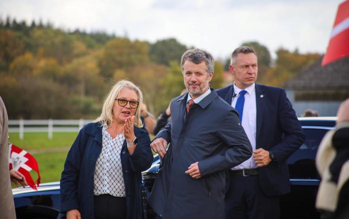SSF-formand Gitte Hougaard-Werner og kong Frederik har mødtes før. Senest ved kongeparrets besøg ved Dannevirke og Flensborghus i oktober 2024. SSF-formand Gitte Hougaard-Werner og kong Frederik har mødtes før. Senest ved kongeparrets besøg ved Dannevirke og Flensborghus i oktober 2024.