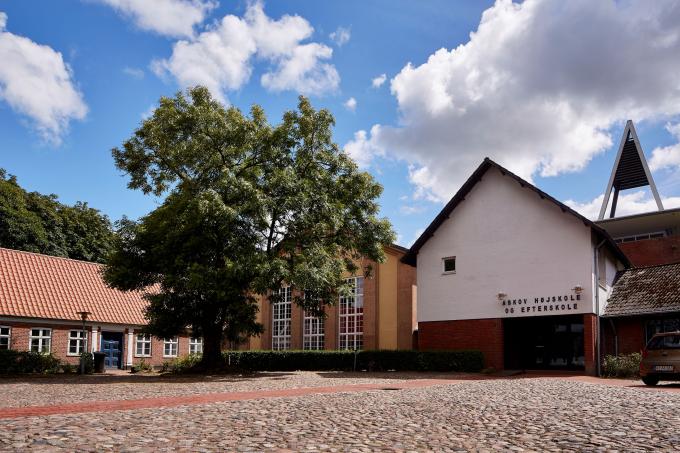 Askov Højskole. Gårdspladsen med hovedindgangen. Foto fra 2016. Askov Højskole. Gårdspladsen med hovedindgangen. Foto fra 2016.