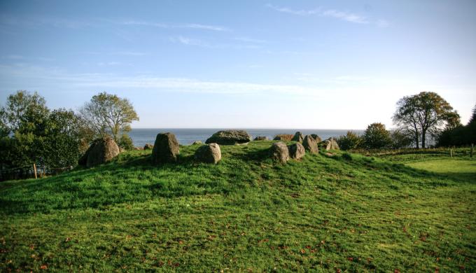 Baronen Høj, en runddysse fra ca. 3000 f.Kr., er en af de mange fortidsminder i Nørreskov. Baronen Høj, en runddysse fra ca. 3000 f.Kr., er en af de mange fortidsminder i Nørreskov.