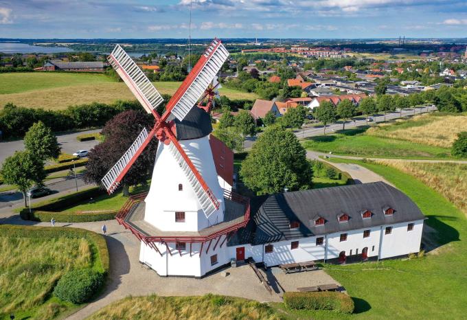 Dybbøl Mølle fotograferet i 2020, efter at møllen samme år havde fået nye vinger. Dybbøl Mølle fotograferet i 2020, efter at møllen samme år havde fået nye vinger.