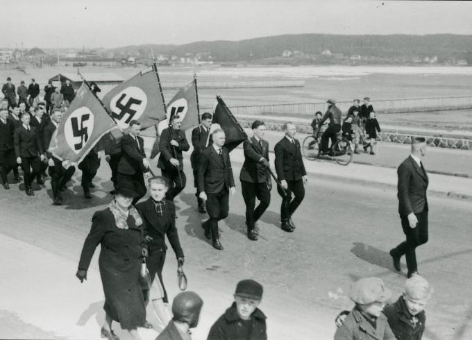 Medlemmer af Danmarks National-Socialistiske Arbejderparti afholder parade i Aabenraa i 1940. Medlemmer af Danmarks National-Socialistiske Arbejderparti afholder parade i Aabenraa i 1940.