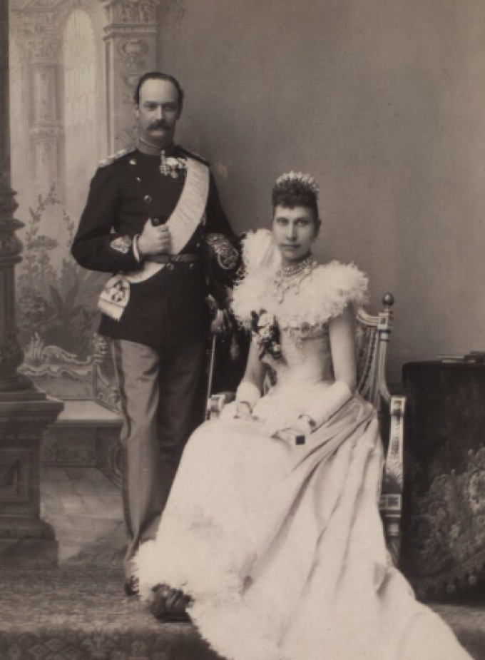 Frederik 8. sammen med dronning Louise. Foto fra 1894. Frederik 8. sammen med dronning Louise. Foto fra 1894.