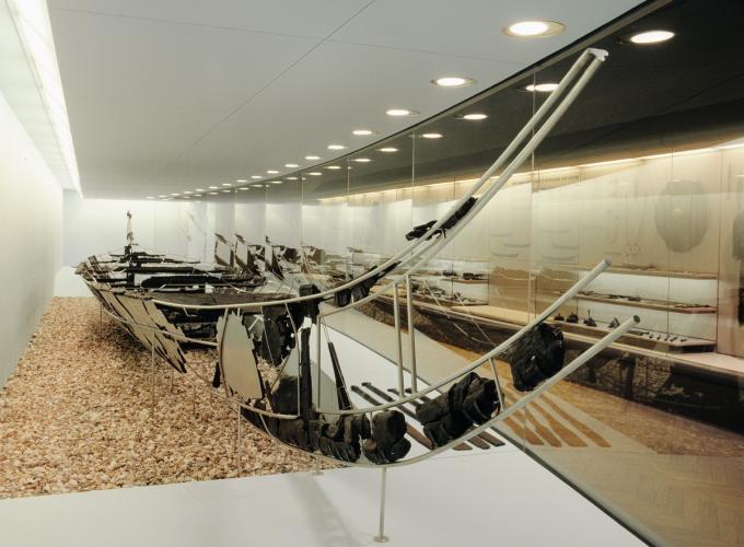 Hjortspringbåden er udstillet på Nationalmuseet. Hjortspringbåden er udstillet på Nationalmuseet.