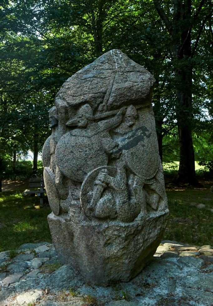 Magnusstenen i Skibelund Krat har som motiv kong Magnus' kamp på Lyrskov Hede. Den blev udført af Niels Skovgaard i 1898. Magnusstenen i Skibelund Krat har som motiv kong Magnus' kamp på Lyrskov Hede. Den blev udført af Niels Skovgaard i 1898.