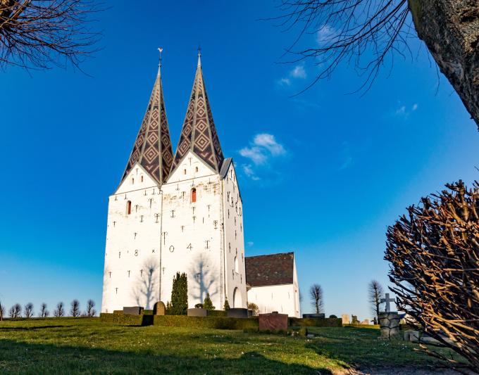 Broager Kirke med det brede tårn, der krones af dobbelte spir. Hvert spir har egne trekantede gavle. Broager Kirke med det brede tårn, der krones af dobbelte spir. Hvert spir har egne trekantede gavle.