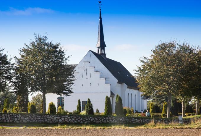 Egen Kirke. Kor og skib er romanske, tagrytteren i form af et lille tårn, stammer fra 1888. Et klokkehus af træ er opført på kirkegården. Egen Kirke. Kor og skib er romanske, tagrytteren i form af et lille tårn, stammer fra 1888. Et klokkehus af træ er opført på kirkegården.