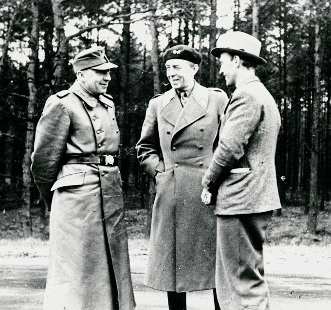 Folke Bernadotte i samtale med Johannes Holm fra Statens Seruminstitut (th.) og Obersturmbannführer dr. Rennau Folke Bernadotte i samtale med Johannes Holm fra Statens Seruminstitut (th.) og Obersturmbannführer dr. Rennau