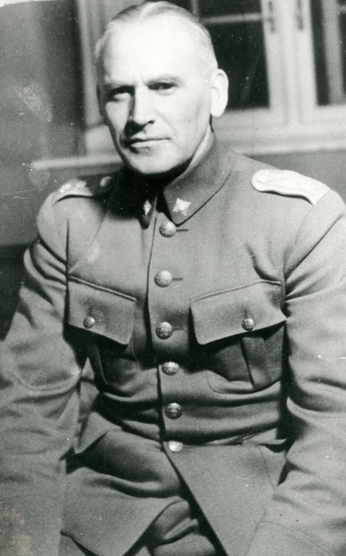 Hans Lunding. Foto fra begyndelsen af 1940'erne. Hans Lunding. Foto fra begyndelsen af 1940'erne.