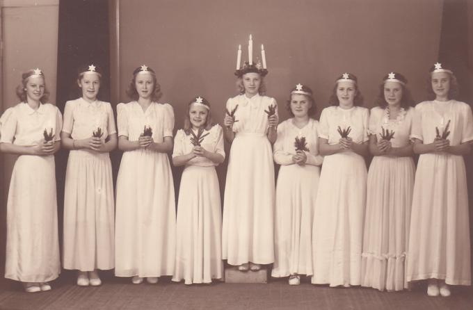 Luciaoptog på Sct. Severin Skole i Haderslev. Foto fra 1946-47. Luciaoptog på Sct. Severin Skole i Haderslev. Foto fra 1946-47.