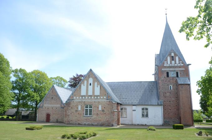 Løjt Kirke med tårn med tørninglensk spir. Løjt Kirke med tårn med tørninglensk spir.