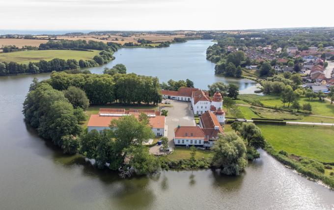 Nordborg Slot ligger på en holm i Nordborg Sø. I baggrunden ses byen. Foto fra 2022. Nordborg Slot ligger på en holm i Nordborg Sø. I baggrunden ses byen. Foto fra 2022.