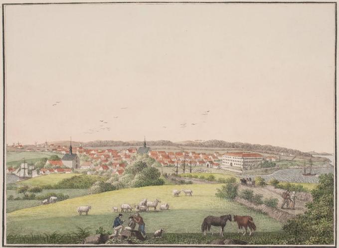 Farvelagt radering fra 1820 af Søren L. Lange. Kirketårne og slottet dominerer bybilledet. Farvelagt radering fra 1820 af Søren L. Lange. Kirketårne og slottet dominerer bybilledet.