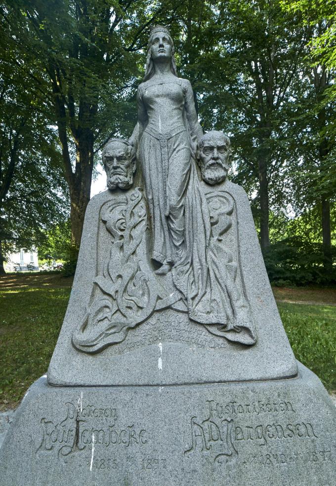 Skulpturgruppen "Modersmaalet" af Niels Hansen Jacobsen fra 1903. Tv. ses digteren Edvard Lembcke, th. historikeren A.D. Jørgensen. Den er en allegorisk fremstilling af det danske sprog. Skulpturgruppen "Modersmaalet" af Niels Hansen Jacobsen fra 1903. Tv. ses digteren Edvard Lembcke, th. historikeren A.D. Jørgensen. Den er en allegorisk fremstilling af det danske sprog.