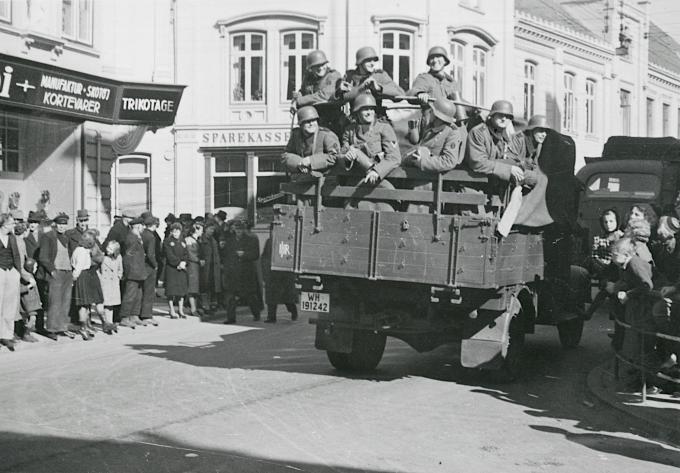 En tysk militærkolonne kører ind i Haderslev den 9. april 1940. En tysk militærkolonne kører ind i Haderslev den 9. april 1940.