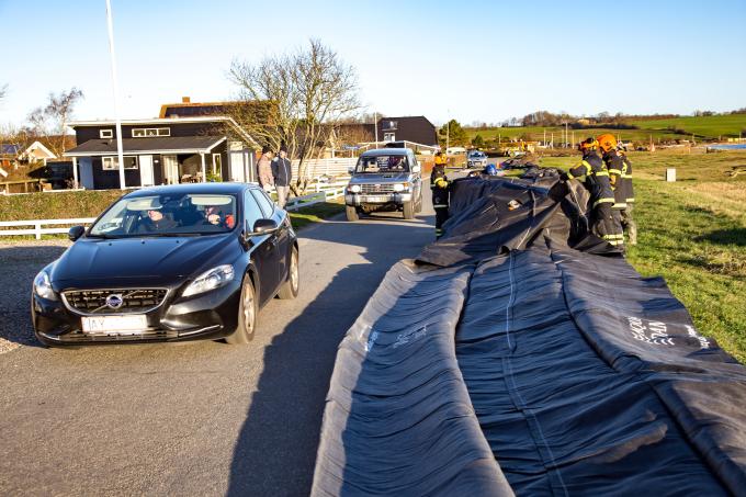 Der sikres mod oversvømmelse i forbindelse med stormflod ved udlægning af watertubes ved Vemmingbund. Foto fra 2019. Der sikres mod oversvømmelse i forbindelse med stormflod ved udlægning af watertubes ved Vemmingbund. Foto fra 2019.