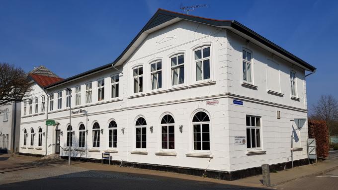 Frosch' Hotel i Toftlund. Gården havde siden 1857 tjent som kro, i 1897 købte Johannes Frosch den og indrettede hotel. Frosch' Hotel i Toftlund. Gården havde siden 1857 tjent som kro, i 1897 købte Johannes Frosch den og indrettede hotel.