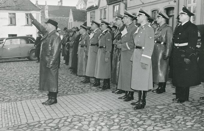Jens Møller heiler i forbindelse med indvielsen af den private tyske skole i Gråsten i 1942. I forreste række yderst til højre står Werner Best. Jens Møller heiler i forbindelse med indvielsen af den private tyske skole i Gråsten i 1942. I forreste række yderst til højre står Werner Best.