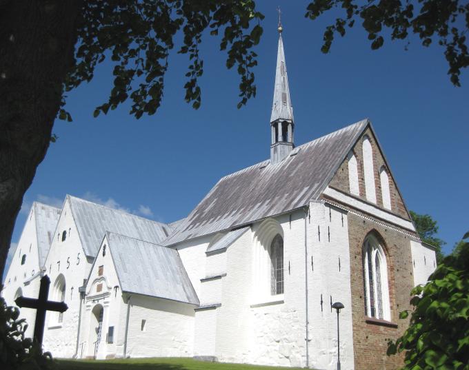 Kliplev Kirke består af skib, et højere kor, fire kapeller og et våbenhus. Kliplev Kirke består af skib, et højere kor, fire kapeller og et våbenhus.