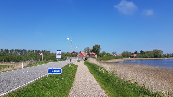 Rudbøl set fra syd med broen over Vidå. Foto fra 2021. Rudbøl set fra syd med broen over Vidå. Foto fra 2021.