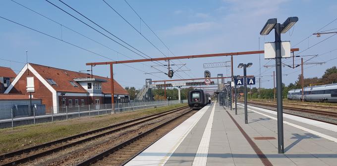 Tinglev Station betjener flere jernbanelinjer., bl.a. Den Østjyske Længdebane med forbindelse til Tyskland. Tinglev Station betjener flere jernbanelinjer., bl.a. Den Østjyske Længdebane med forbindelse til Tyskland.