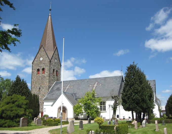 Den romanske Bov Kirke med det karakteristiske høje tårn fra 1905. Den romanske Bov Kirke med det karakteristiske høje tårn fra 1905.