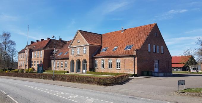 Gram Efterskole. Bygningerne rummede tidligere Gram Sygehus. Foto fra 2020. Gram Efterskole. Bygningerne rummede tidligere Gram Sygehus. Foto fra 2020.