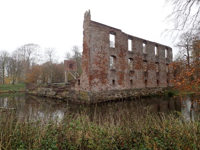 Trøjborg Slotsruin set fra sydvest. Foto fra 2018. Trøjborg Slotsruin set fra sydvest. Foto fra 2018.
