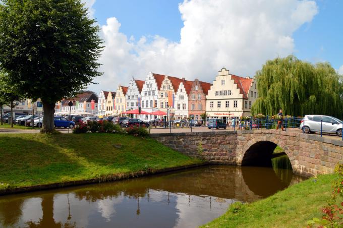 Gamle gavlhuse på Markedspladsen i Friedrichstadt. Foto fra 2019. Gamle gavlhuse på Markedspladsen i Friedrichstadt. Foto fra 2019.