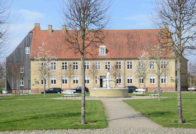Søstrehuset på den centrale plads, Grev Zinzendorfs Plads, i Christiansfeld. Foto fra 2023. Søstrehuset på den centrale plads, Grev Zinzendorfs Plads, i Christiansfeld. Foto fra 2023.