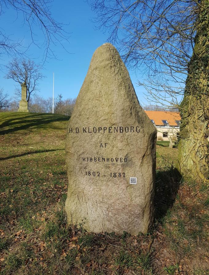 Mindesten over H.D. Kloppenborg rejst i Skibelund Krat i 1894. Foto fra 2020. Mindesten over H.D. Kloppenborg rejst i Skibelund Krat i 1894. Foto fra 2020.