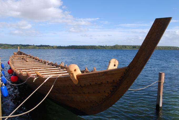 Nydam Tveir, kopi af Nydambåden, ved Sottrupskov. Foto fra 2013. Nydam Tveir, kopi af Nydambåden, ved Sottrupskov. Foto fra 2013.