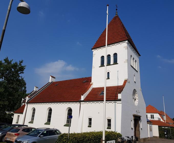 Sct. Jørgens Kirke i Aabenraa. Kirken har tidligre været kalket gul, men er nu hvidkalket. Sct. Jørgens Kirke i Aabenraa. Kirken har tidligre været kalket gul, men er nu hvidkalket.