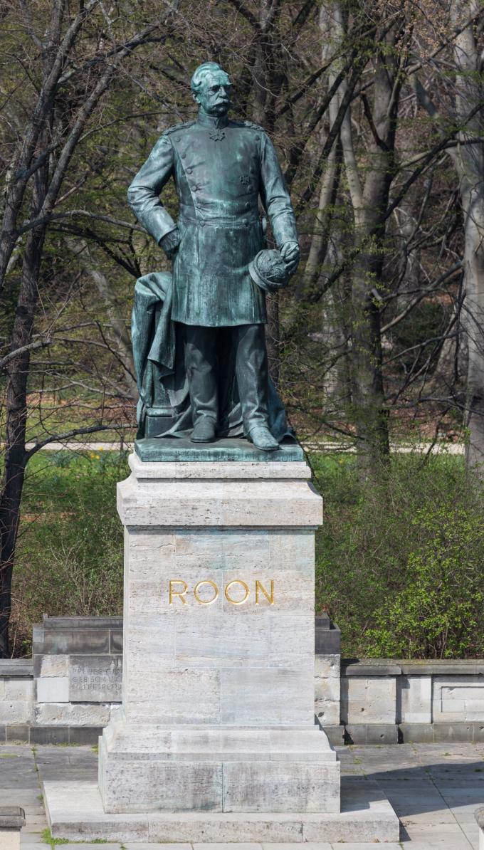 Statue af Albrecht von Roon, opstillet i Berlin. Statuen er udført af Harro Magnussen i 1904. Statue af Albrecht von Roon, opstillet i Berlin. Statuen er udført af Harro Magnussen i 1904.