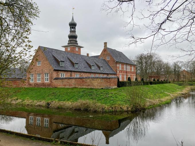 Husum Slot er omgivet af en voldgrav. Foto fra 2022. Husum Slot er omgivet af en voldgrav. Foto fra 2022.