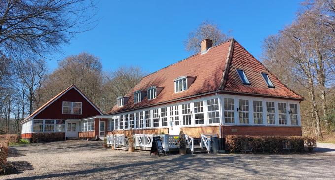 Cafeen ved Jels Voldsted med tilhørende bygninger, der stadig drives som restauration og selskabslokaler. Foto fra 2022. Cafeen ved Jels Voldsted med tilhørende bygninger, der stadig drives som restauration og selskabslokaler. Foto fra 2022.