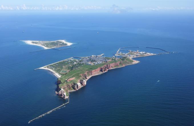 Luftfoto af Helgoland med de næsten lodrette skrænter. Foto fra 2021. Luftfoto af Helgoland med de næsten lodrette skrænter. Foto fra 2021.