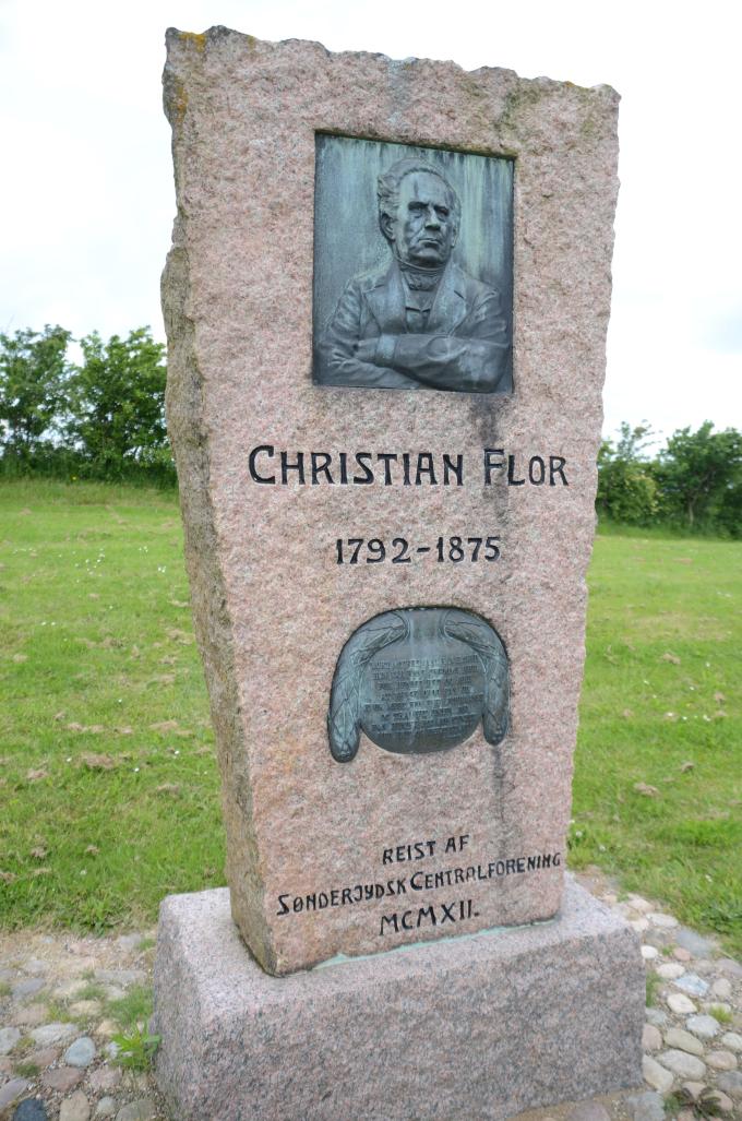 Mindesten for Christian Flor opsat på Skamlingsbanken den 14. juli 1912 af Sønderjysk Centralforening. Mindesten for Christian Flor opsat på Skamlingsbanken den 14. juli 1912 af Sønderjysk Centralforening.