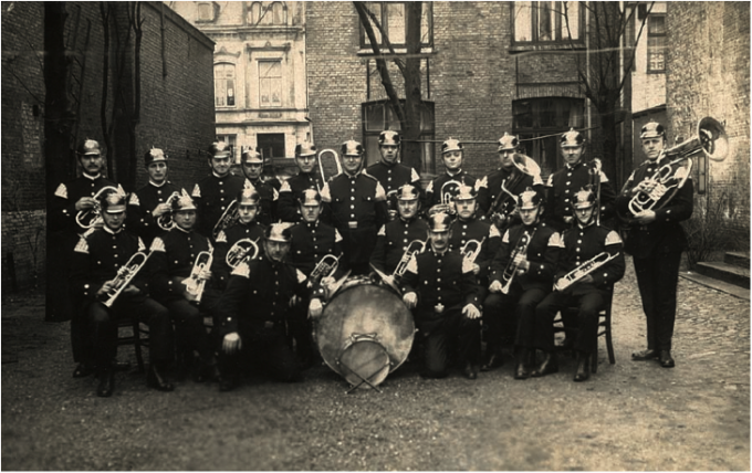 Aabenraa Brandværnsorkester i gården ved Stadttheater i ca. 1930. Aabenraa Brandværnsorkester i gården ved Stadttheater i ca. 1930.