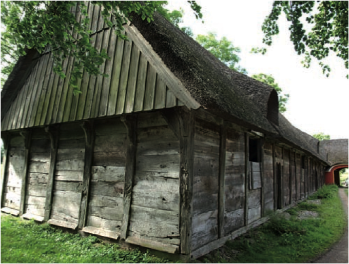 Bullade i kraftigt egetømmer og stråtag fra 1668 ved den tidligere præstegård i Tyrstrup. Bullade i kraftigt egetømmer og stråtag fra 1668 ved den tidligere præstegård i Tyrstrup.