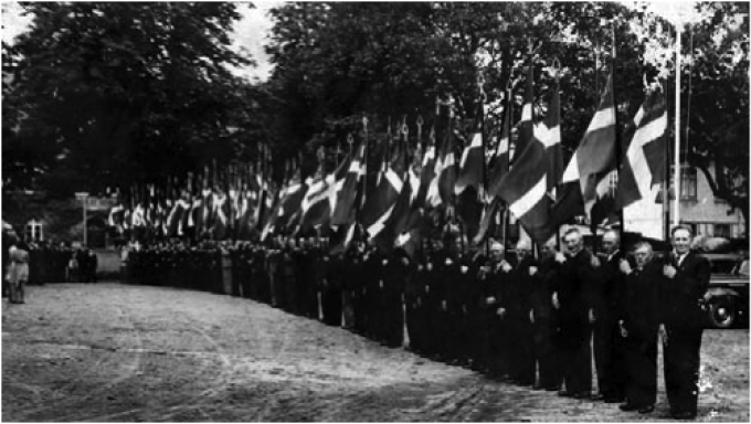 DKS’ere holder flagparade i 1942. DKS’ere holder flagparade i 1942.