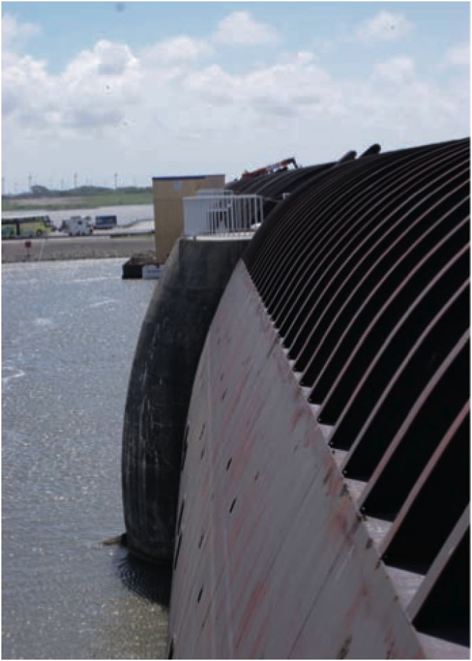 Eidersperrwerk, detalje af en af de fem sluseporte. Eidersperrwerk, detalje af en af de fem sluseporte.