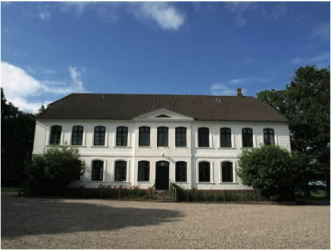 En af de store gårde: Juhlsminde ved Hjerndrup. Hovedbygningen opført af Christian Hansen Juhl 1848. En af de store gårde: Juhlsminde ved Hjerndrup. Hovedbygningen opført af Christian Hansen Juhl 1848.