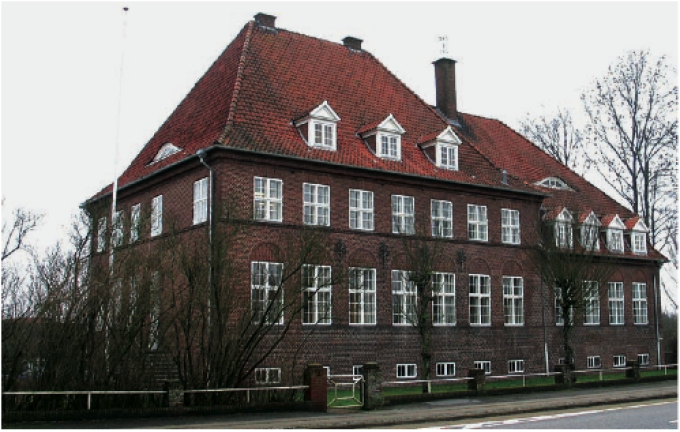Tønder Landbrugsskole, RibelLandevej i Tønder er tegnet af Lauritz Thaysen og opført 1912-13. Tønder Landbrugsskole, RibelLandevej i Tønder er tegnet af Lauritz Thaysen og opført 1912-13.
