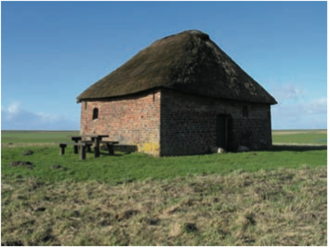 Marskmandshus i Ballummarsken opført i 1810. Marskmanden boede i huset, mens han passede på de græssende kreaturer. Marskmandshus i Ballummarsken opført i 1810. Marskmanden boede i huset, mens han passede på de græssende kreaturer.