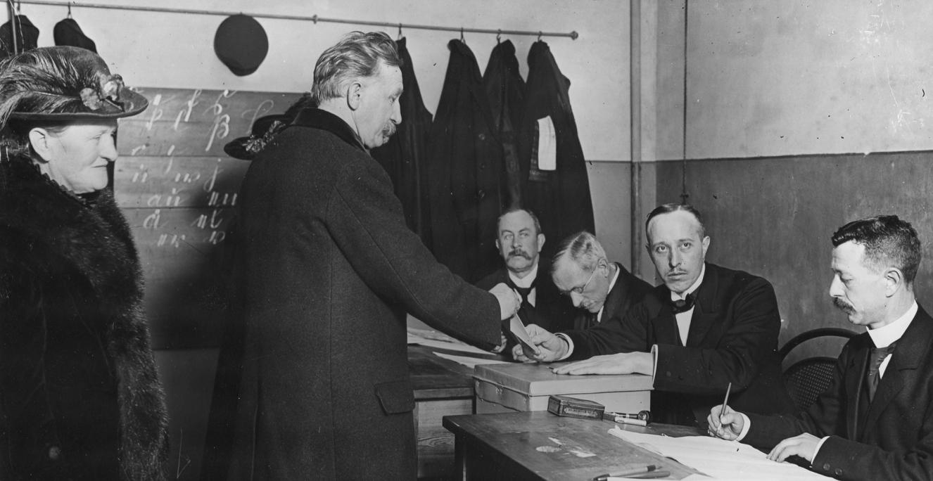 De danske sønderjyders førstemand H.P. Hanssen og hans hustru Helene stemmer ved folkeafstemningen den 10. februar 1920 i deres hjemby Aabenraa. De danske sønderjyders førstemand H.P. Hanssen og hans hustru Helene stemmer ved folkeafstemningen den 10. februar 1920 i deres hjemby Aabenraa.