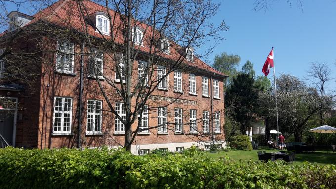 Bygningen, der rummer Arveprins Knuds Kollegium, er opført i 1918 af arkitekt Frederik Kiørboe for grosserere Chr. Janssen. Til kollegiet hører en stor have. Bygningen, der rummer Arveprins Knuds Kollegium, er opført i 1918 af arkitekt Frederik Kiørboe for grosserere Chr. Janssen. Til kollegiet hører en stor have.