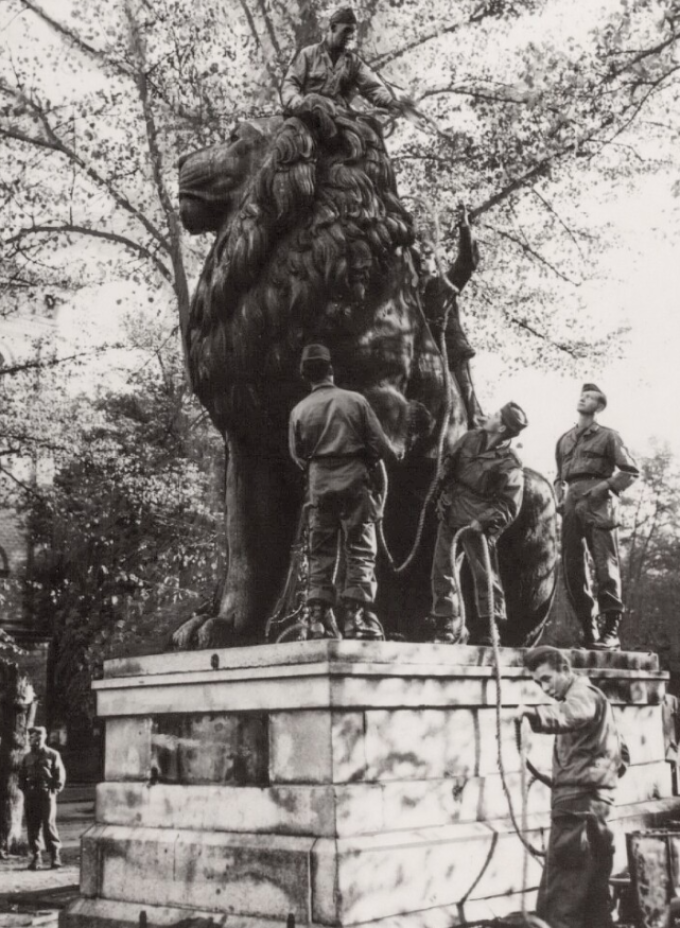 Soldater fra den amerikanske hær er i gang med at flytte Istedløven den 14. oktober 1945, så den kan bringes til København. Soldater fra den amerikanske hær er i gang med at flytte Istedløven den 14. oktober 1945, så den kan bringes til København.