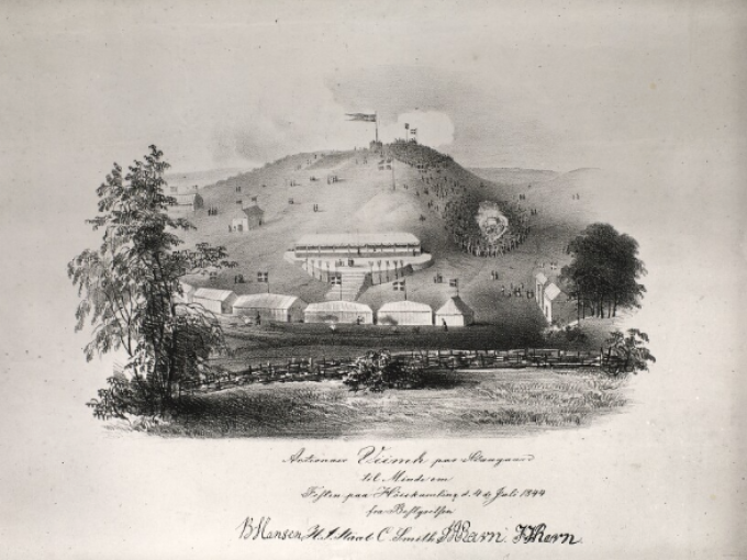 Litografi, der viser festlighederne i forbindelse af afholdelse af den anden sprogfest på Skamlingsbanken den 4. juli 1844. Litografi, der viser festlighederne i forbindelse af afholdelse af den anden sprogfest på Skamlingsbanken den 4. juli 1844.